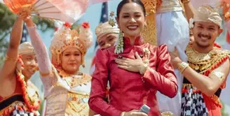 Andien hadir di upacara pembukaan WOW Indonesia dalam rangka memperingati 75 tahun hubungan diplomatik Indonesia - USA. Ia pun tampil dengan kebaya merah. [@andienaisyah]