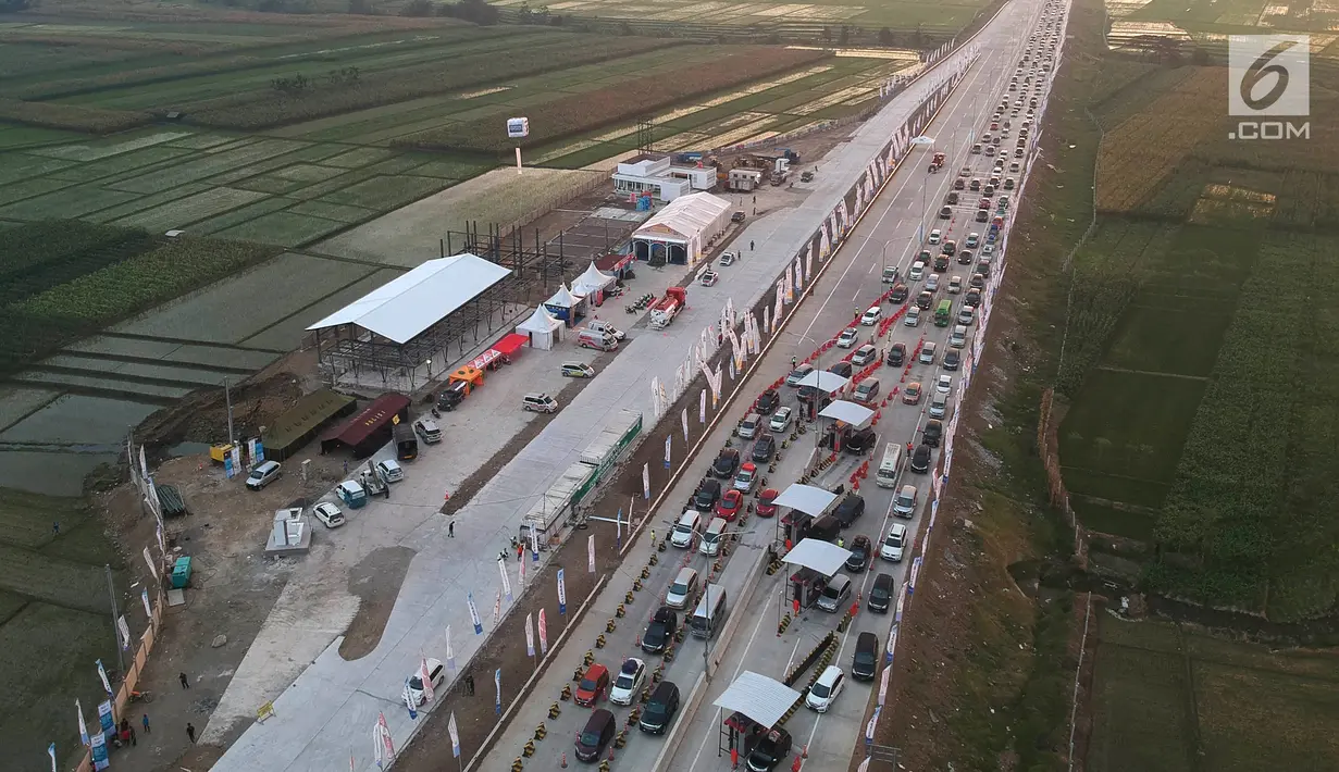 Foto udara antrean kendaraan pemudik di jalur tol fungsional GT Kertasari, Tegal, Minggu (10/6). Memasuki H-5 lebaran GT Kertasari mulai dipadati kendaraan pemudik dari arah Jakarta. (Liputan6.com/Arya Manggala)