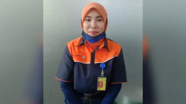 Petugas kebersihan Bandara Kualanamu