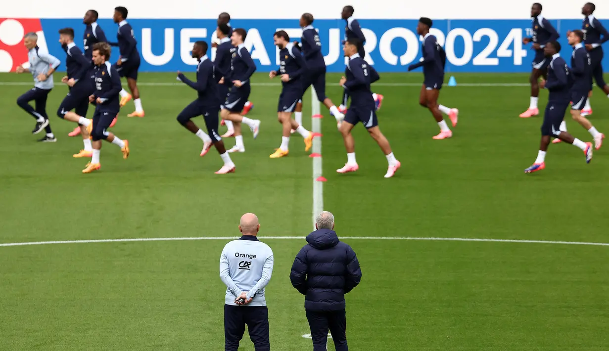 Pemain Timnas Prancis melakukan laihan dipimpin langsung oleh pelatih Didier Daschamp (kanan bawah) jelang Euro 2024 di Home Deluxe Arena Stadium, Paderborn, Jerman, Rabu (12/06/2024) waktu setempat. (AFP/Franck Fife)