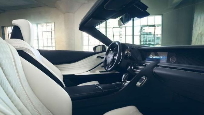 Interior Lexus LC Convertible dibalut kulit putih yang terlihat elegan. (Foto: Lexus)