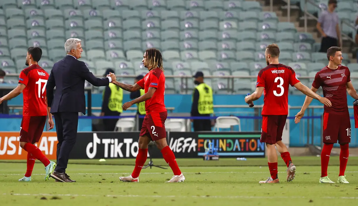 Manajer Swiss Vladimir Petkovic bersama para pemainnya usai melawan Turki pada pertandingan Grup A Euro 2020 di Stadion Olimpiade Baku, Baku, Azerbaijan, Minggu (20/6/2021). Swiss menang 3-1. (Valentyn Ogirenko/Pool via AP)