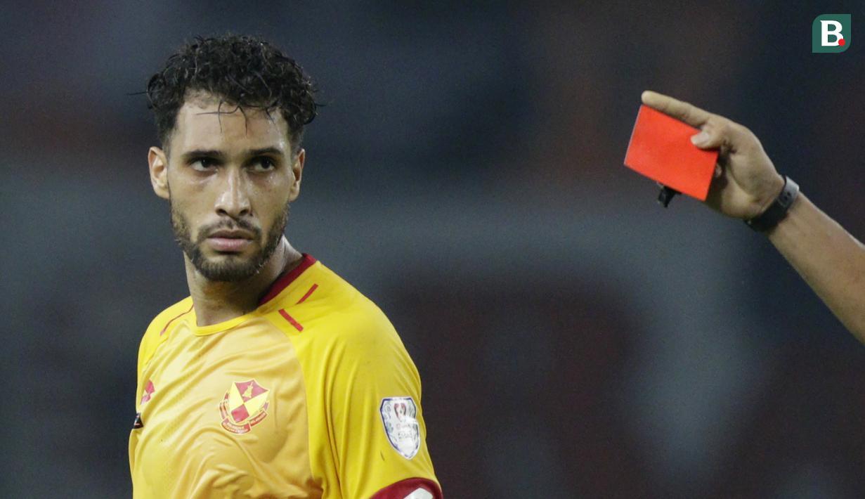 Bek Selangor FA, Wilian Pacheco, mendapat kartu merah saat melawan Persija Jakarta pada laga persahabatan di Stadion Patriot, Jawa Barat, Kamis (6/9/2018). Persija kalah 1-2 dari Selangor FA. (Bola.com/M Iqbal Ichsan)