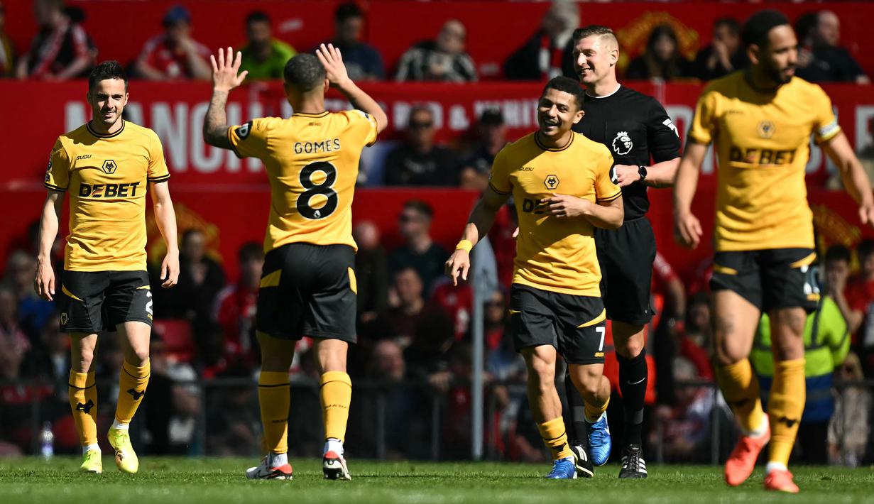 Pemain Wolves merayakan gol ke gawang Manchester United yang dicetak oleh Pablo Sarabia (kiri) dalam laga lanjutan Liga Inggris 2024/2025 di Old Trafford, Inggris, Minggu (20/04/2025) waktu setempat. (AFP/Paul Ellis)