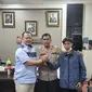 Wakil Ketua III DPRD Kota Depok, Tajudin Tabri bersama korban usai melakukan restorative justice di Polres Metro Depok. (Liputan6.com/Dicky Agung Prihanto)