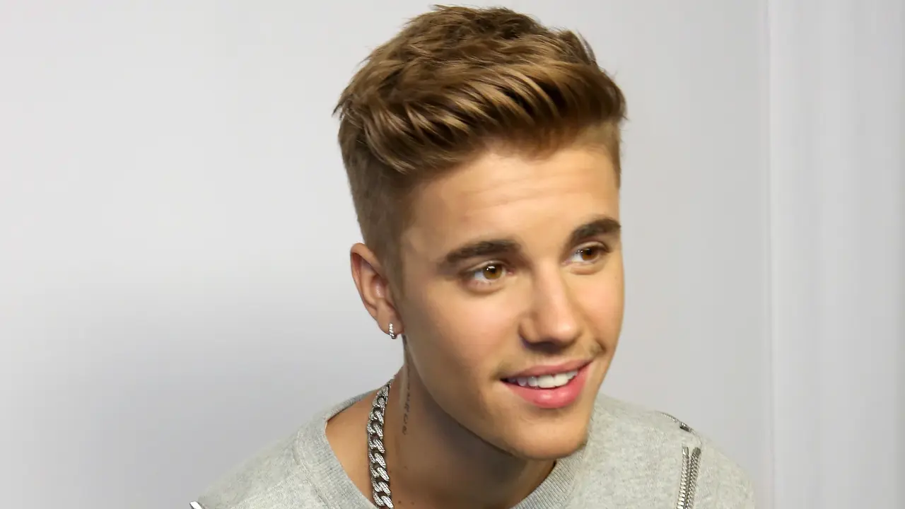 Justin Bieber dikerubungi penggemar saat berada di sebuah pantai di Brazil, Rabu (29/3/2017). (Foto: AFP)