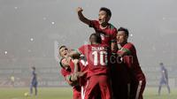 Selebrasi gol kedua pemain Timnas Indonesia yang dicetak oleh Hansamu Yama dalam final leg pertama Piala AFF 2016 antara Indonesia vs Thailand di Stadion Pakansari, Cibinong, Jawa Barat, Rabu (14/12/2016).  (Bola.com/Peksi Cahyo)