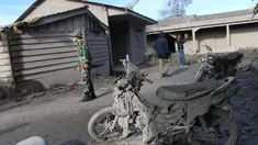 Petugas saat melakukan operasi pencarian warga atau korban akibat letusan Gunung Sinabung di desa Gamber, Karo, Sumatera Utara, (23/5).Desa Gamber sendiri merupakan kawasan zona merah Gunung Sinabung. (ARDIANSYAH PUTRA / AFP)