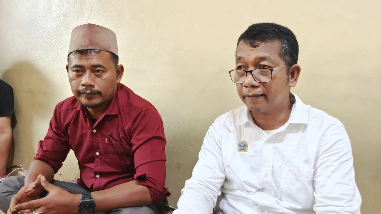 Korban aksi koboi oknum pegawai Pengadilan Depok, Rastono (baju merah) saat mendatangi Sekretariat IJTI-Pokja Wartawan Kota Depok, Pancoran Mas, Depok. (Liputan6.com/Dicky Agung Prihanto)