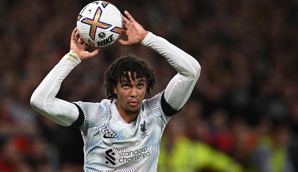 Trent Alexander-Arnold. Bek kanan Inggris berusia 24 tahun yang sejak awal musim 2016/2017 berseragam Liverpool ini menjadi bek aktif dengan jumlah assist terbanyak kedua di Liga Inggris hingga saat ini. Ia total mengoleksi 45 assist yang seluruhnya dicetak bersama Liverpool, satu-satunya klub yang dibelanya hingga kini. (AFP/Paul Ellis)