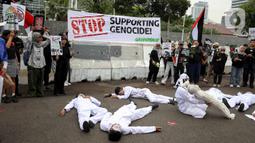 Aksi yang digelar di depan Kedutaan Besar Amerika Serikat di Jakarta mengusung tema Stop Genosida dan Wujudkan Perdamaian Sekarang sebagai bentuk solidaritas terhadap warga sipil Gaza yang terus menjadi korban dalam krisis kemanusiaan yang paling parah di abad ini. (Liputan6.com/Herman Zakharia)