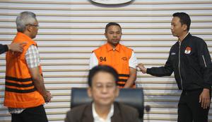 Gubernur Riau Abdul Wahid (tengah belakang) menggunakan rompi tahanan saat dihadirkan pada rilis penetapan sekaligus penahanan usai menjalani pemeriksaan di Gedung Merah Putih Komisi Pemberantasan Korupsi (KPK), Jakarta, Rabu (5/11/2025). Komisi Pemberantasan Korupsi (KPK) menahan Gubernur Riau, Abdul Wahid, terkait kasus dugaan pemerasan anggaran proyek Dinas Pekerjaan Umum, Penataan Ruang, Perumahan, dan Kawasan Permukiman (PUPR-PKPP) Provinsi Riau Tahun Anggaran 2025. (merdeka.com/Arie Basuki)