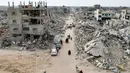 Sehari setelah kesepakatan gencatan senjata antara Israel dan milisi Hamas di Gaza, para pengungsi Palestina terus bergerak kembali ke rumah atau daerah asal masing-masing. (Foto oleh AFP)