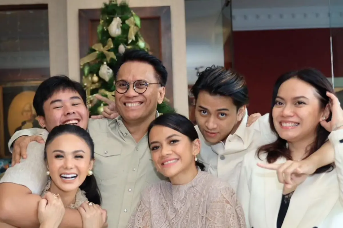 Yuni Shara dan mantan suaminya, Henry Siahaan, masih tetap kompak (https://www.instagram.com/p/CX8LXSQv8Yq/)