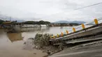 Sebuah jembatan hancur akibat serangan topan Rammasun, di Batangas, Manila, (17/7/2014). (REUTERS/Erik De Castro)