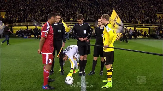 Kiper Borussia Dortmund, Roman Buerki, melakukan aksi konyol sesaat sebelum laga dimulai. This video presented by Ballball.