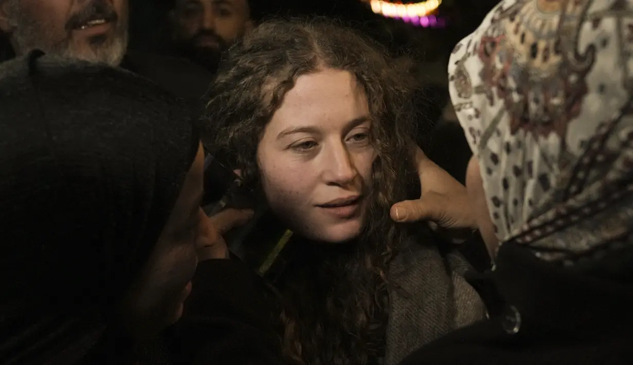 Ahed Tamimi menjadi terkenal pada tahun 2017 ketika, pada usia 16 tahun, ia menampar seorang tentara Israel yang menyerbu desanya di Tepi Barat, Nabi Saleh. (AP Photo/Nasser Nasser)