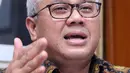 Ketua KPU Pusat, Arief Budiman memberi keterangan usai menggelar pertemuan dengan pakar hukum di Gedung KPU Pusat, Jakarta, Rabu (14/11). Pertemuan berlangsung tertutup untuk menindaklanjuti putusan MA No 65P/HUM/2018. (Liputan6.com/Helmi Fithriansyah)