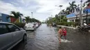 Sejumlah anak-anak bermain di genangan banjir rob di kawasan Muara Baru, Jakarta, Rabu (6/11). (Liputan6.com/Faizal Fanani)