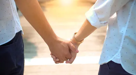 6 Gaya Berpegangan Tangan Ini Dapat Melihat Keseriusan Hubungan Lifestyle Fimela Com