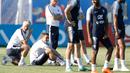 Pelatih Timnas Prancis, Didier Deschamps (kiri) dan gelandang Antoine Griezmann tersenyum saat latihan di Glebovets, Rusia, (12/7). Prancis akan bertanding melawan Kroasia pada babak Final Piala Dunia 2018. (AP Photo / David Vincent)