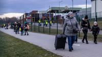 Pengungsi dari Ukraina tiba di perbatasan di Medyka, Polandia tenggara, pada 5 April 2022. Lebih dari 4,2 juta pengungsi Ukraina telah meninggalkan negara itu sejak invasi Rusia, kata PBB. (Wojtek RADWANSKI / AFP)