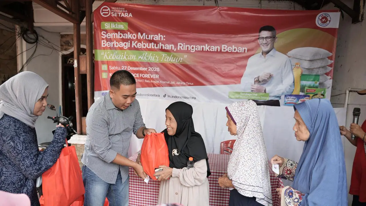 Guna meringankan beban masyarakat, Yayasan Indonesia Setar (YIS) Bersama OK OCE Forever menggelar bazar sembako murah.
