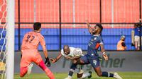 Striker Arema FC, Abel Camara, diganggu oleh pemain RANS Nusantara FC, OK John, kala kedua tim bertemu dalam laga pekan keenam BRI Liga 1 2022/2023, Rabu (24/8/2022). (Bola.com/Iwan Setiawan)