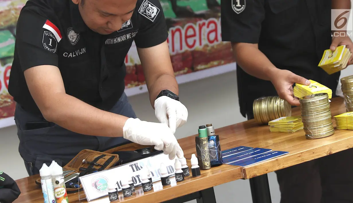 Subdit I Ditresnarkoba Polda Metro Jaya menunjukkan barang bukti kasus jual beli narkoba liquid vape di Jakarta, Kamis (25/10). Tersangka menjual dan menjadi kurir narkoba liquid vape di medsos Instagram dan Line. (Liputan6.com/Immanuel Antonius)
