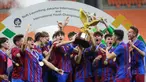 Pemain Barcelona U-18 berhasil membawa pulang trofi International Youth Championship 2021 usai mengalahkan Atletico Madrid U-18 di Jakarta International Stadium, Jakarta, Selasa (19/04/2022). (Bola.com/Bagaskara Lazuardi)
