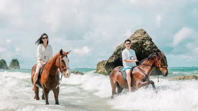 Potret Liburan Raline Shah di Nihi Sumba, Belajar Menenun dan Berkuda di Pantai. (Sumber: Instagram/ralineshah)