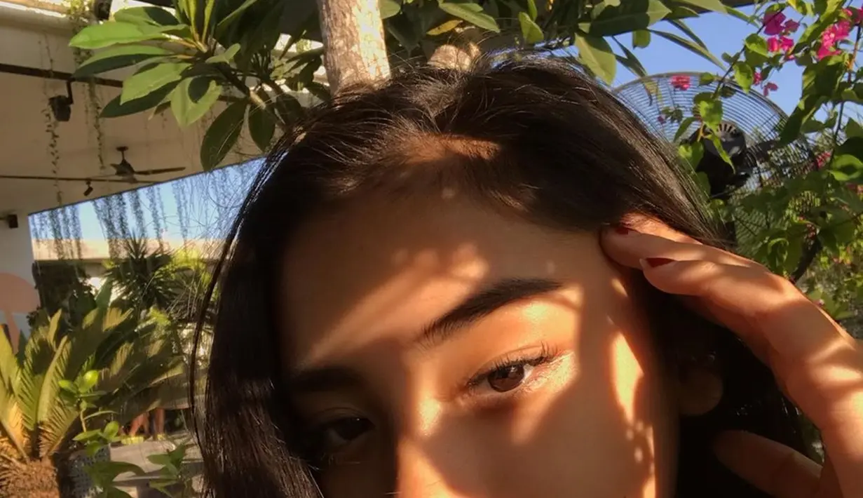 Bersama Seven Music, Baila yang juga jago ngerap ini pertama kali menyanyikan lagu debutnya yang bertajuk Eye 2 Eye. Lagu berbahasa Inggris ini dinyanyikannya dengan vokal suaranya yang unik. (Liputan6.com/IG/@bailafauri)