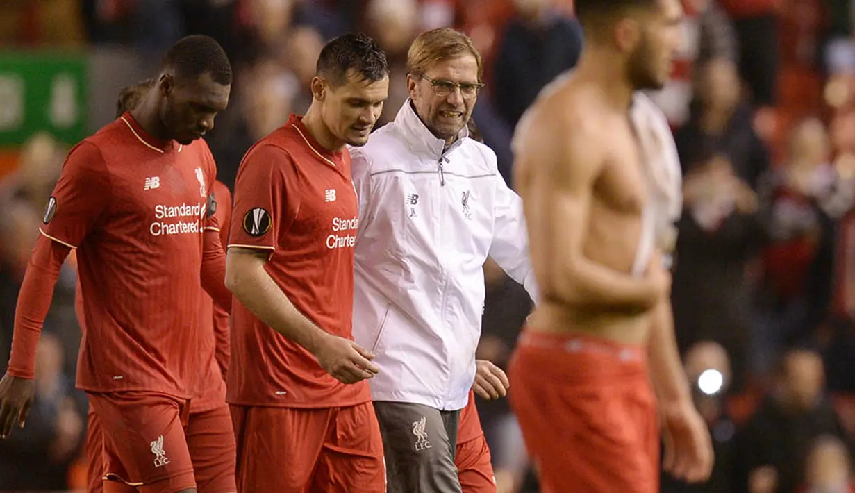 Pelatih Liverpool, Jurgen Klopp, berbincang-bincang usai menaklukan Bordeaux pada laga Liga Europa di Stadion Anfield, Inggris, Kamis (26/11/2015). (AFP Photo/Oli Scarff)