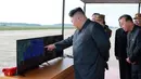 <p>Pemimpin Korea Utara, Kim Jong-Un mengawasi langsung uji coba peluncuran rudal balistik Hwasong-12 di lokasi yang tak diketahui pada foto yang dirilis Sabtu (16/9). Kim Jong-Un bersumpah akan menyempurnakan kekuatan nuklir negaranya. (KCNA/KNS via AP)</p>