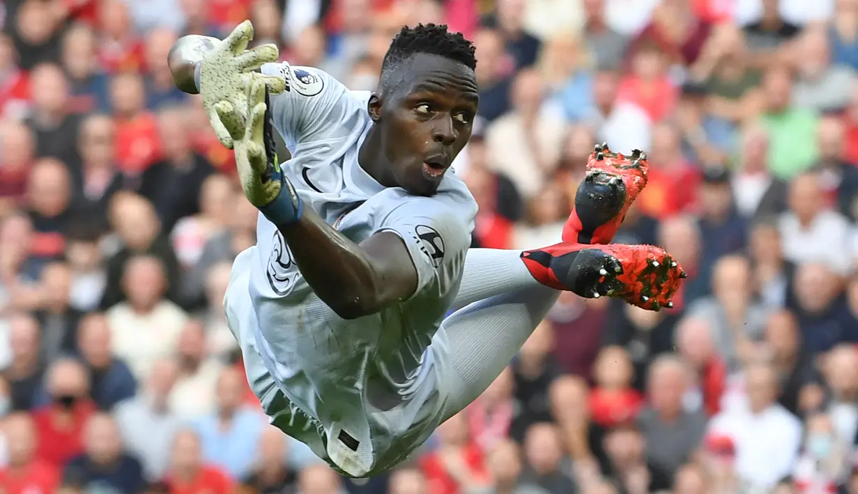 Edouard Mendy. Kiper Chelsea berusia 29 tahun ini mampu mencatat 16 kali clean sheets musim 2020/2021 lalu di Premier League. Ia juga membawa Chelsea meraih gelar Liga Champions sekaligus penghargaan sebagai kiper terbaik di Liga Champions. (AFP/Paul Ellis)