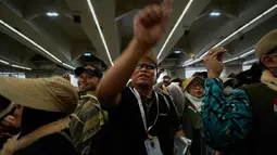 Jemaah Muslim melemparkan kerikil ke tiang-tiang sebagai simbol pelemparan batu ke setan pada hari kedua ritual, salah satu upacara terakhir ibadah haji tahunan, di Mina, Arab Saudi, Kamis 28 Mei 2026. (AP Photo/Altaf Qadri)