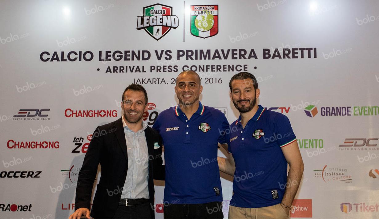 “Luar biasa sambutan warga Indonesia, tadi saya melihat beberapa menyambut saya dengan mengenakan jersey bertuliskan namaku, “ cerita Alessandro Del Piero (kiri). (Bola.com/Vitalis Yogi Trisna)