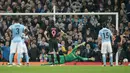 Striker Manchester City, Sergio Aguero, gagal mencetak gol melalui penalti ke gawang PSG pada leg kedua perempat final Liga Champions di Stadion Etihad, Manchester, Rabu (13/4/2016) dini hari WIB. (AFP/Oli Scarff)