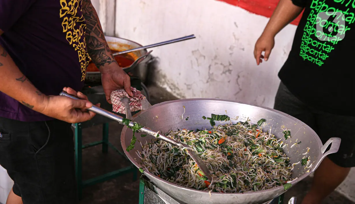 Relawan memasak makanan di dapur umum peduli COVID-19 di kawasan Karet Semanggi, Jakarta, Selasa (13/7/2021). Menurut keterangan relawan, dalam sehari dapur umum tersebut menghasilkan rata-rata 1.000 paket makanan. (Liputan6.com/Faizal Fanani)