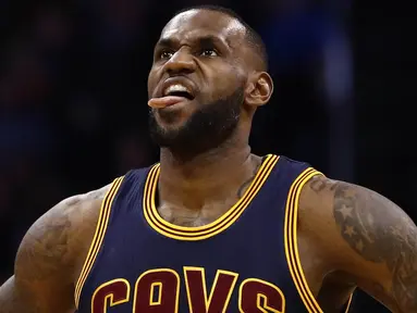 Pebasket Cleveland Cavaliers, LeBron James, tampak kecewa usai kalah dari Oklahoma City Thunder pada laga NBA di Chesapeake Energy Arena, Oklahoma, Amerika Serikat, Kamis (9/2/2017). (EPA/Larry W. Smith)