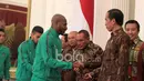 Kapten Timnas Indonesia, Boaz Solossa  dan Rekan-rekannya diterima Presiden RI, Joko Widodo di Istana Negara, (19/12/2016). (Bola.com/Nicklas Hanoatubun)