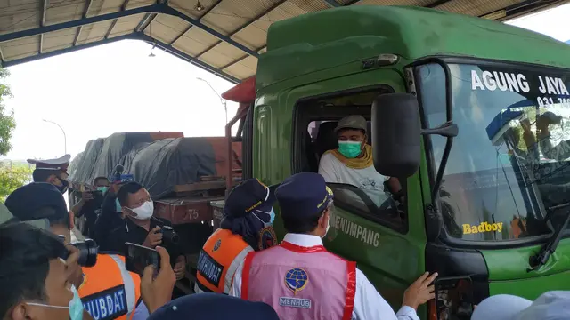 Menteri Perhubungan Budi Karya Sumadi melakukan kunjungan kerja ke Unit Pelaksana Penimbangan Kendaraan Bermotor (UPPKB) Losarang, Indramayu, Minggu 6 Juni 2021. Athika Rahma/Liputan6.com
