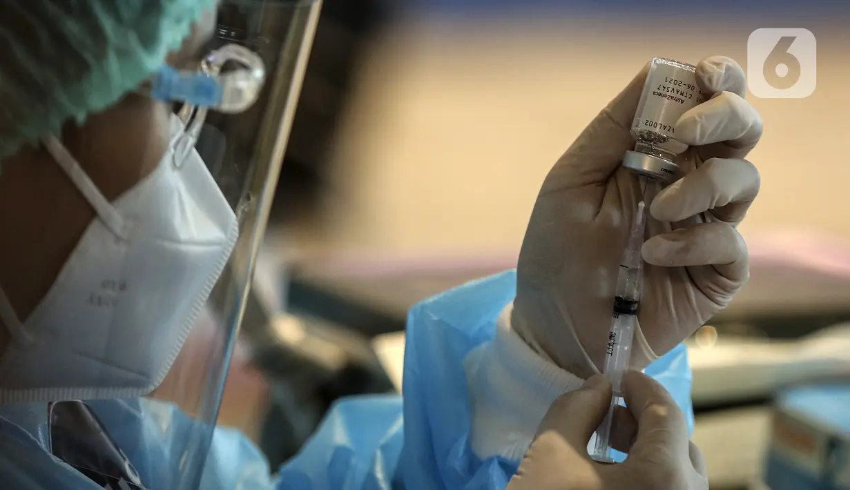 Vaksinator menyiapkan vaksin AstraZeneca untuk disuntikka kepada warga saat peresmian Sentra Vaksinasi COVID-19 di RS St. Carolus, Jakarta, Senin (14/6/2021). Sentra vaksinasi ini guna mendukung program pemerintah untuk memulihkan kembali industri pariwisata domestik. (Liputan6.com/Johan Tallo)
