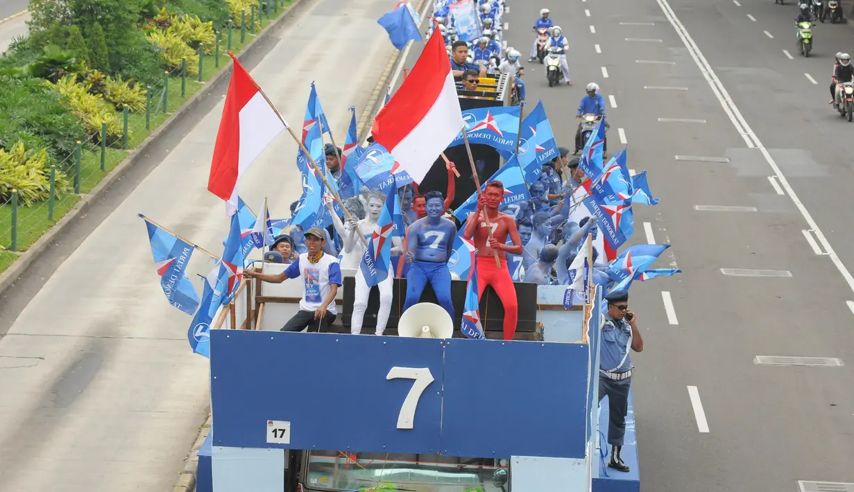 Partai Demokrat pun tak ketinggalam mengikuti pawai yang diawali dari Monas, melewati Ratu Plaza, dan finish kembali ke Monas (Liputan6.com/Herman Zakharia)
