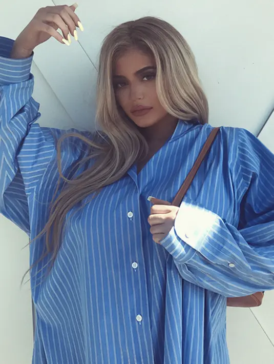 Di fotonya itu, Kylie tampak memakai kemeja untuk laki-laki yang ukurannya sangat besar. Adanya foto itu membuat banyak pihak berspekulasi bahwa Kylie memang sengaja untuk merahasiakan perut buncitnya. (Instagram/kyliejenner)