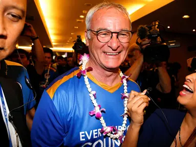 Pelatih Leicester City, Claudio Ranieri, berbicara kepada media saat tiba di Bandara International Suvarnabhumi, Bangkok, Thailand, (18/5/2016). (Reuters/Athit Perawongmetha)