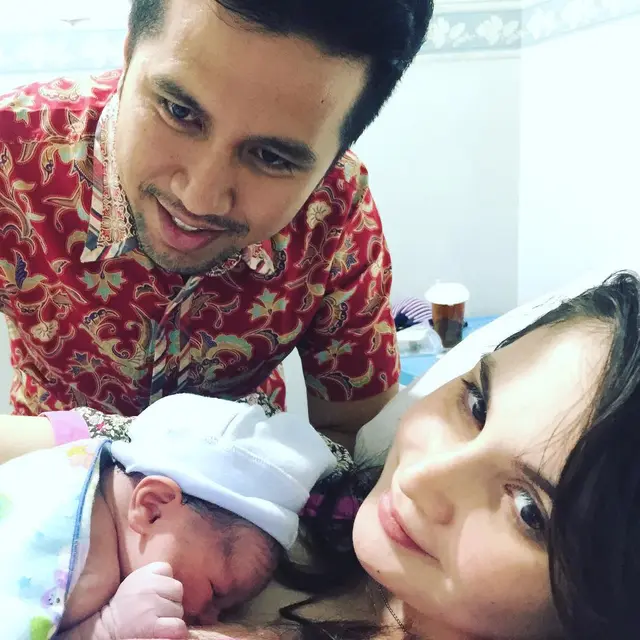 Rayakan 7 Tahun Pernikahan, Ini 6 Potret Perjalanan Cinta Arumi Bachsin dan Emil Dardak