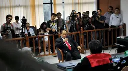 [FOTO] Ekspresi Mengantuk Emir Moeis Saat Sidang Pledoi