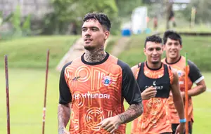 PSS Sleman Buka Peluang Gaet Shayne Pattynama dan Dimas Drajad