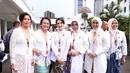 Istri Emil Dardak itu tampil cantik dengan rambut disanggul rapi yang ditata dengan poni miring [@arumibachsin_94]